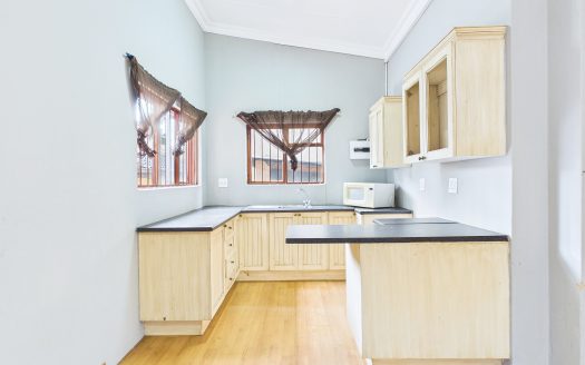 Versatile 2 Bedroom Flatlet or Office Space To Rent in Prime Little Falls Location.