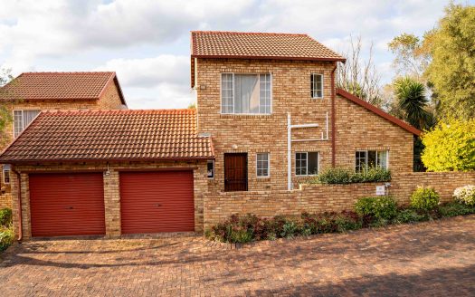 Spacious Face-Brick 4-Bedroom Duplex with Garden in Wilgeheuwel