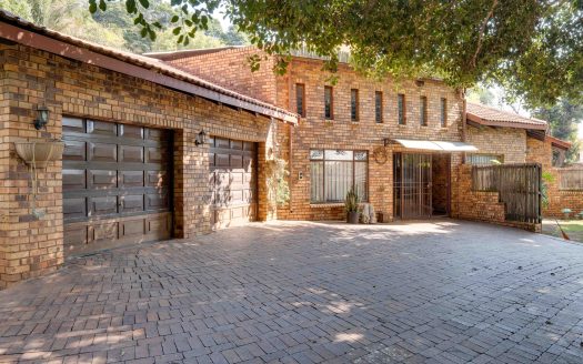 Exceptional Family Retreat with Private Hiking Trail and Nature Reserve Access in Kloofendal