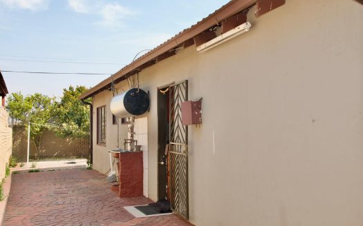 2 Bedroom House in Lenasia South