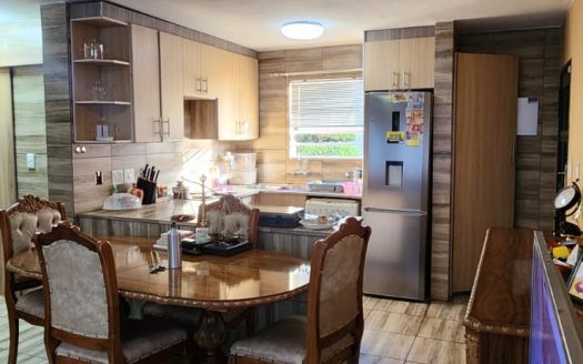 Charming 2-Bedroom Apartment in Village Green, Ridgeway